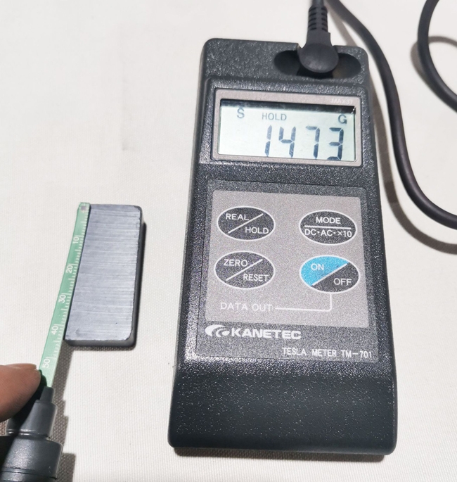 Measuring the surface magnetic field strength of a ferrite block magnet