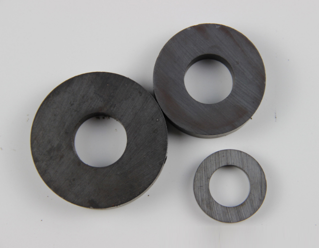 Horn ring ferrite magnet