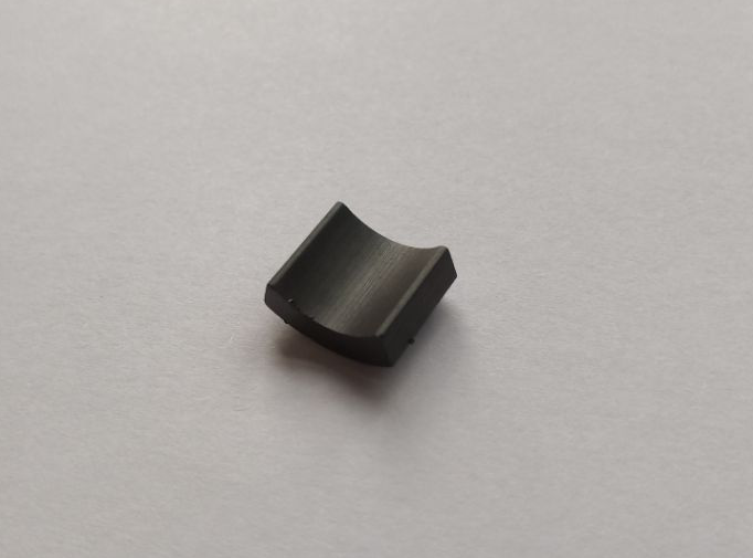 Small arc ferrite magnet