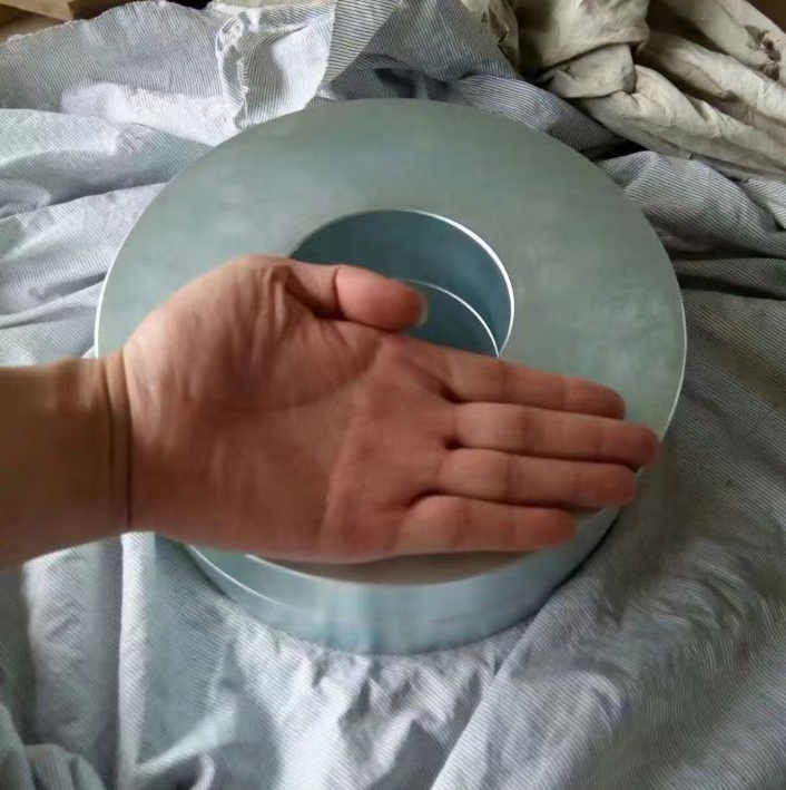 Large round magnets with hole