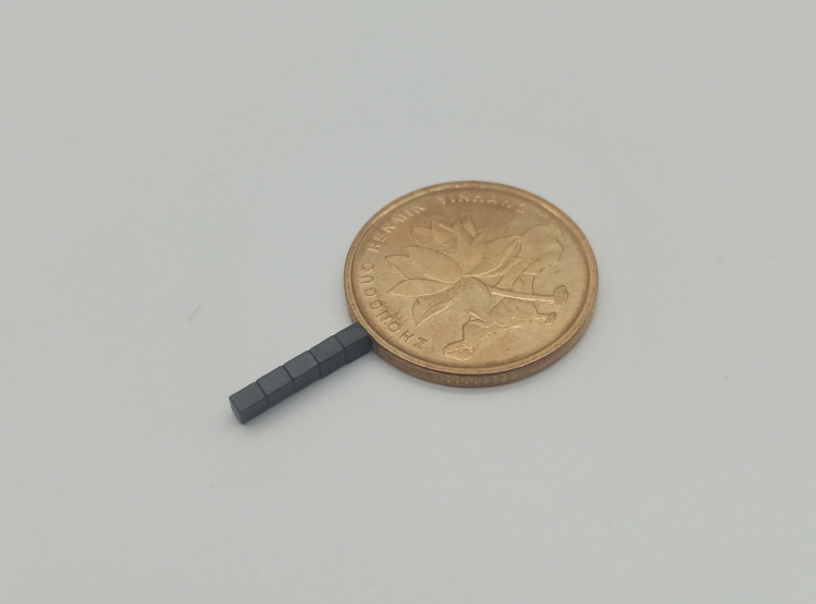 Small rectangular block ferrite magnet 2x1.5x2mm