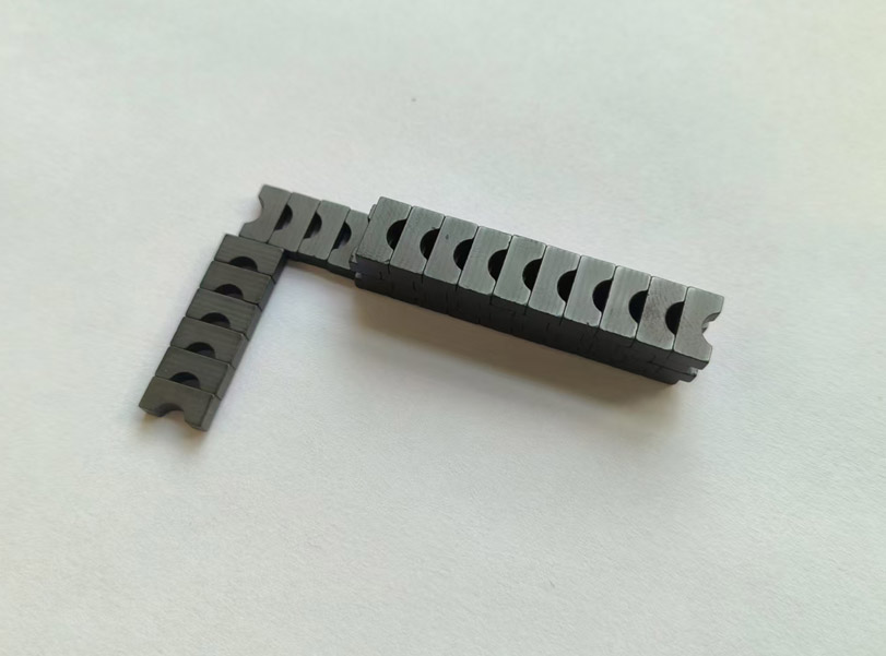 Ferrite U-shaped fluted magnets for proportional valves