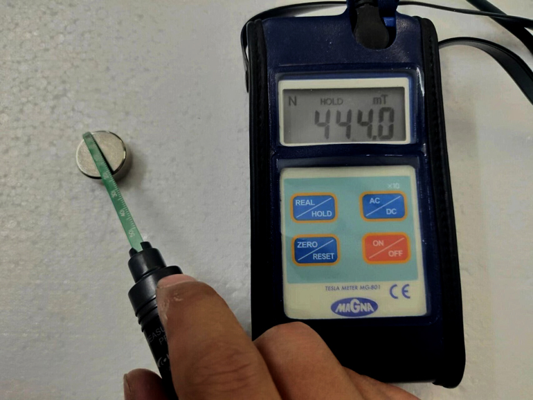What type of magnet has a magnetic flux density of 4000 G?