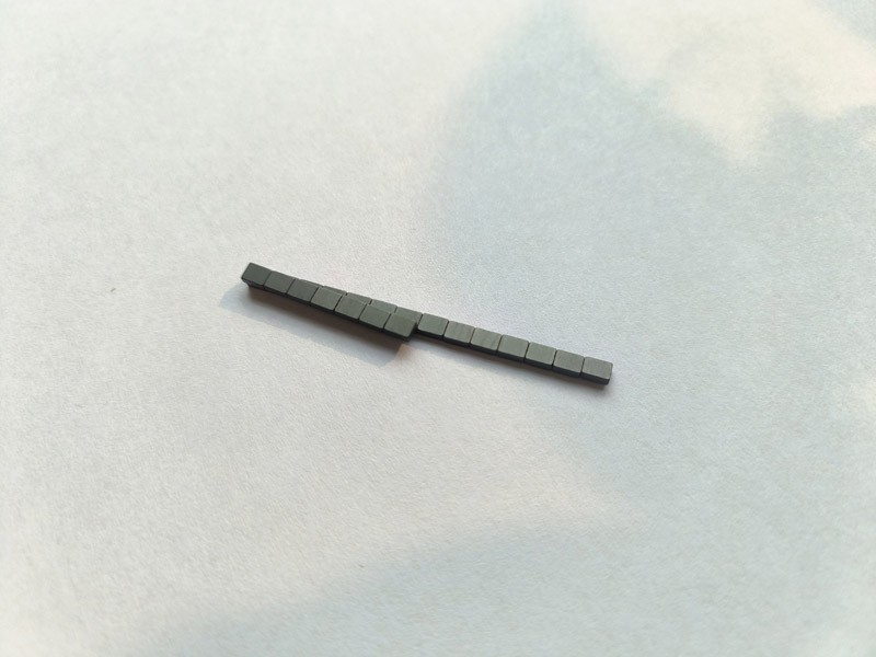 Y35 miniature magnetic block 3x1.3x4mm 1300 Gauss